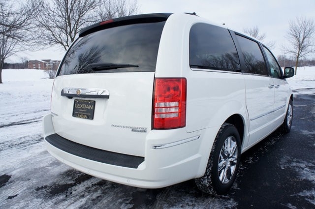 Chrysler town and country 115v location #4