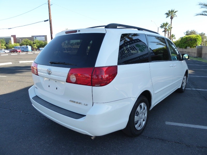 minivan toyota 2010